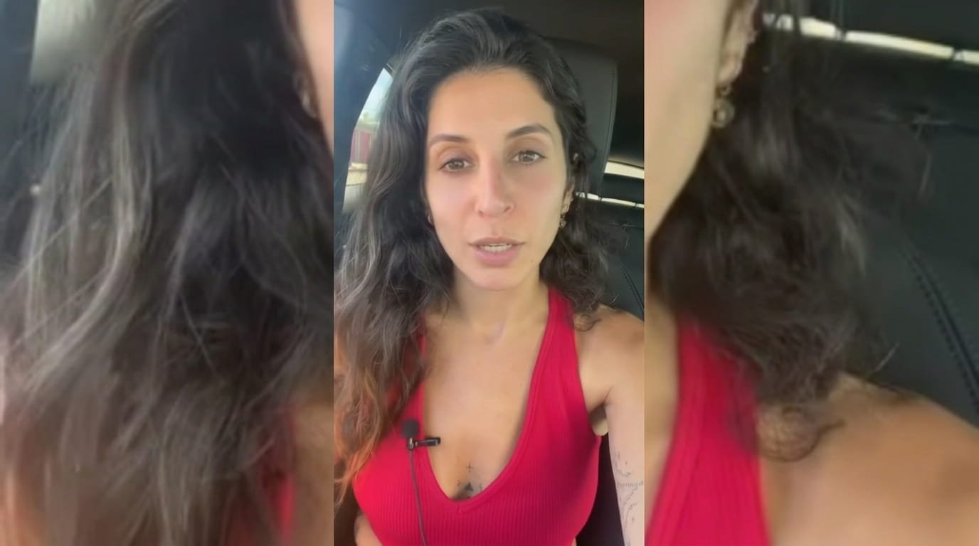 Subtle signs you are more attractive than you think, including body language cues, social behaviors, confidence signals, and everyday interactions that may reveal how others perceive you.